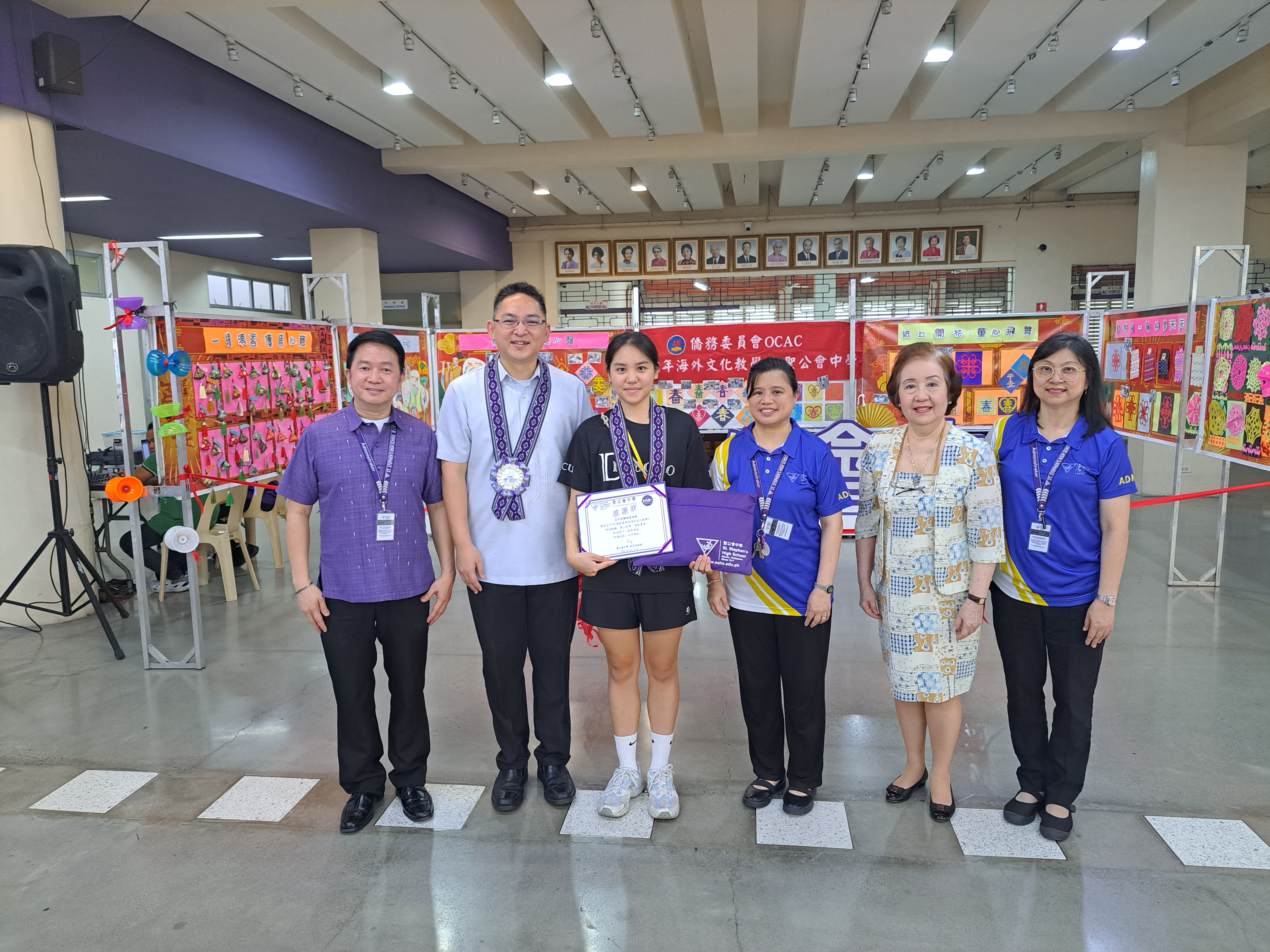 趙翊恩老師(左三)在聖公會中學指導學生扯鈴技巧，校方頒發感謝狀感謝。