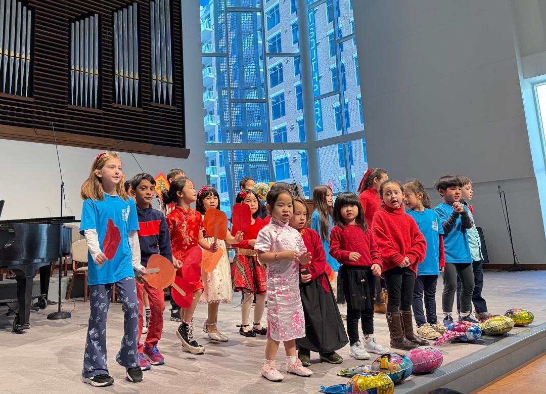 低年級班著紅衣上台演出