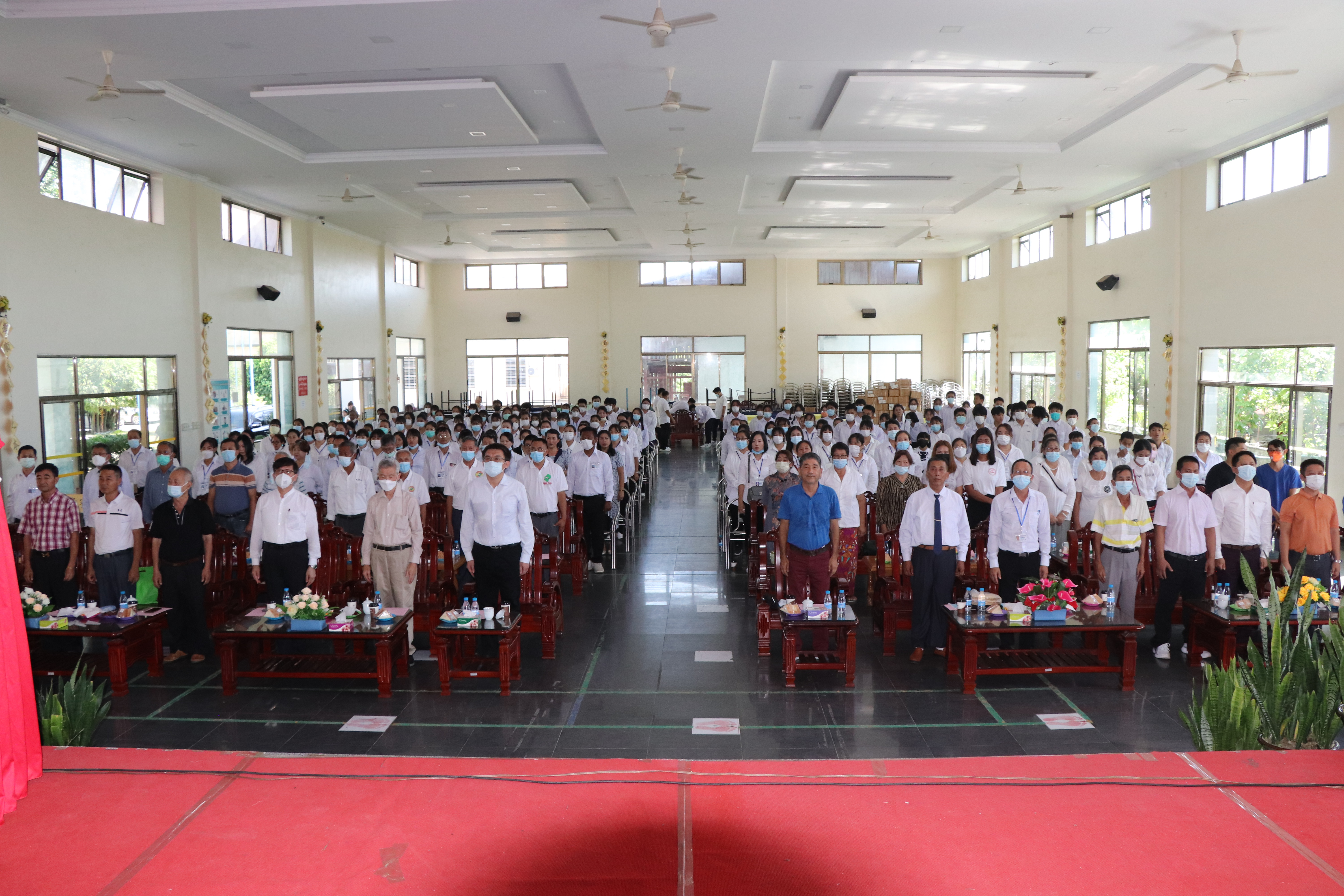 參加教師節聯歡活動的與會貴賓與教師和同學一景