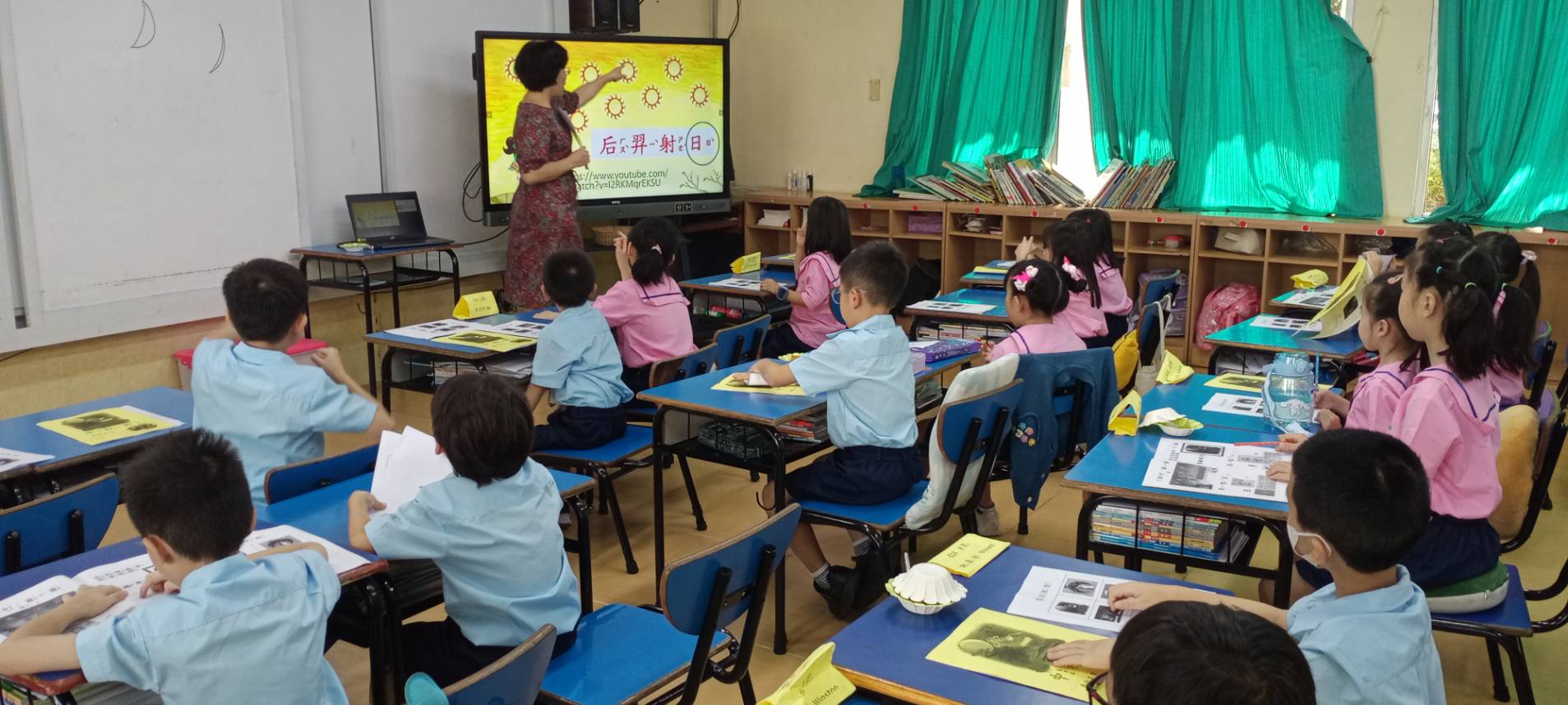 方玲老師分享中秋節故事的由來，教小學生製作小書