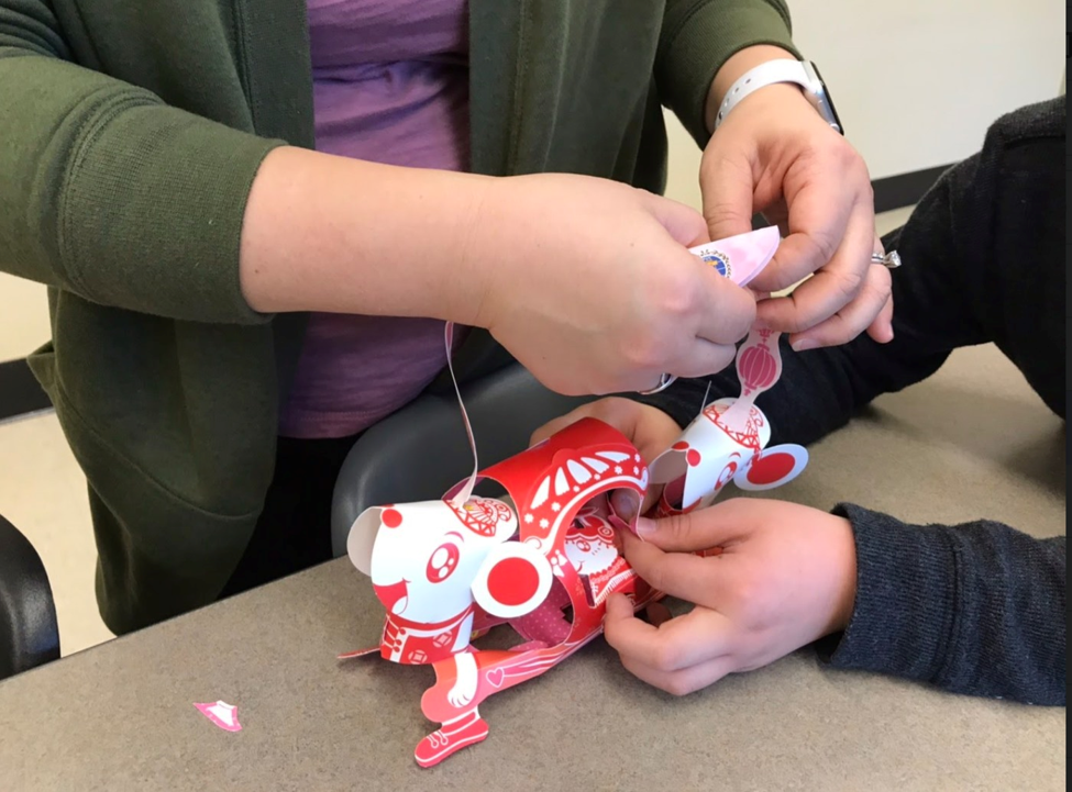 大手領著小手，就是美好時光。