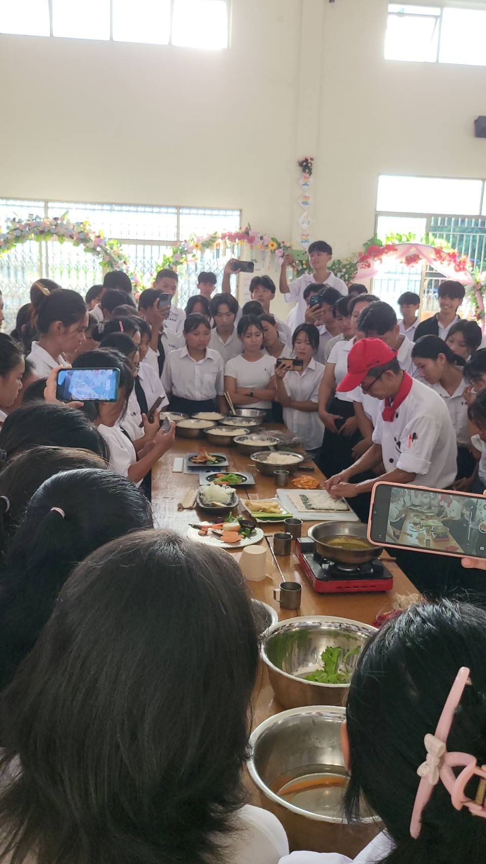 學生紛紛用手機紀錄師傅示範的步驟，專心學習！