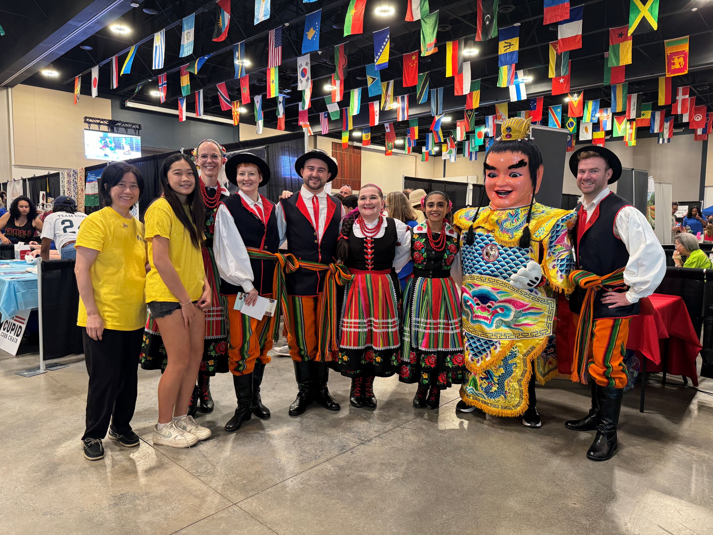 FASCA學員著三太子(右2)和其他各國參展代表合影