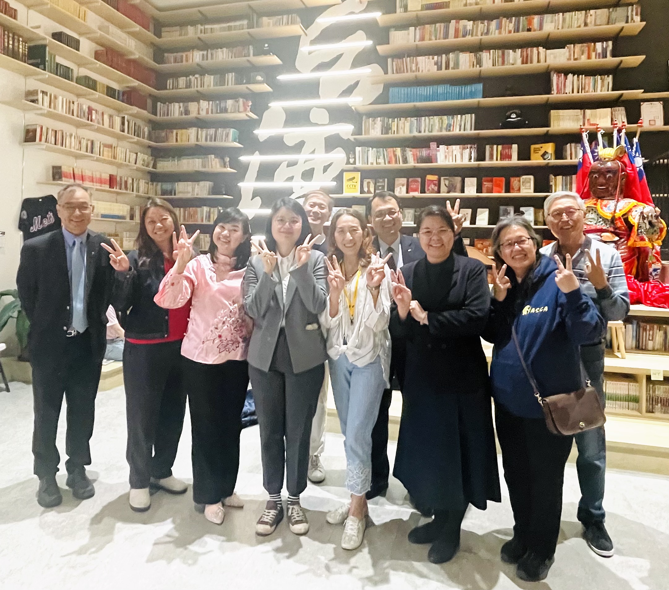 工作團隊與王鈺淇副主任合影