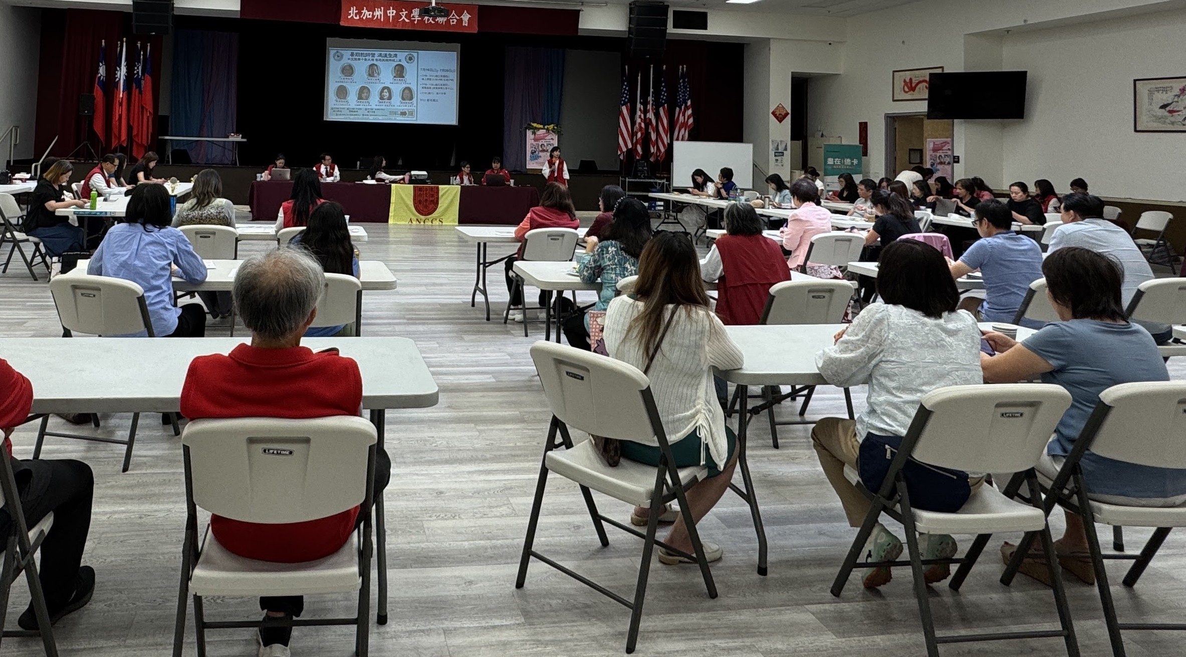 會議中，各組依序報告