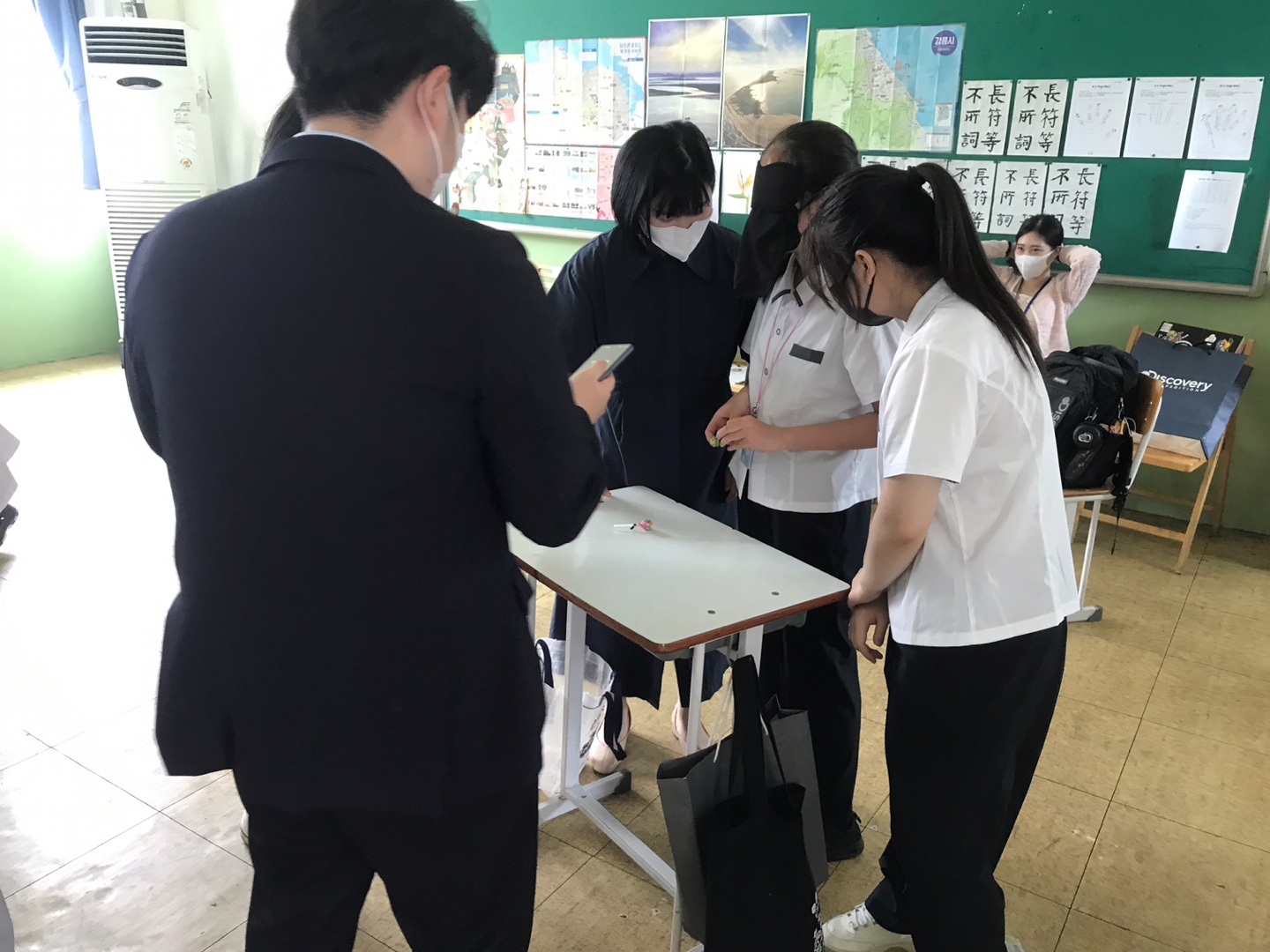 韓國大學實習教師讓同學們分組進行教學活動