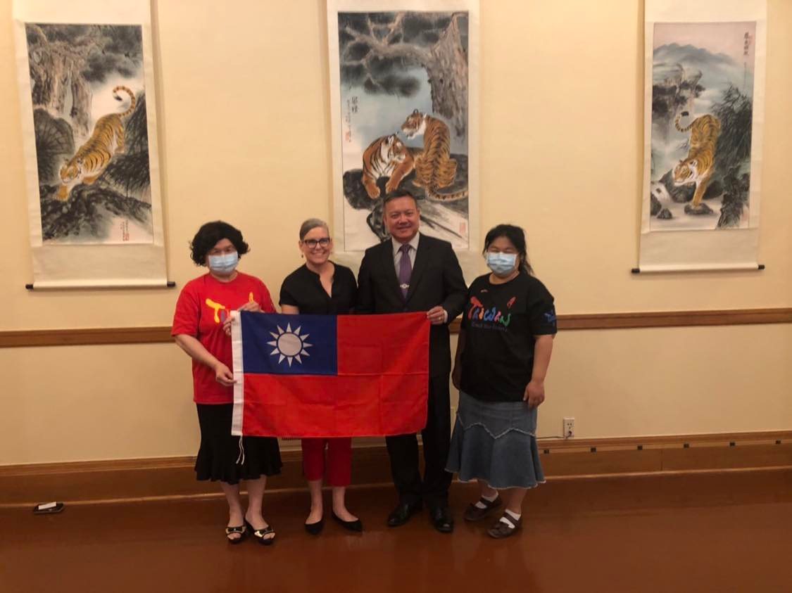 亞利桑那州務卿Katie Hobbs親臨參觀漢字文化臺灣畫展