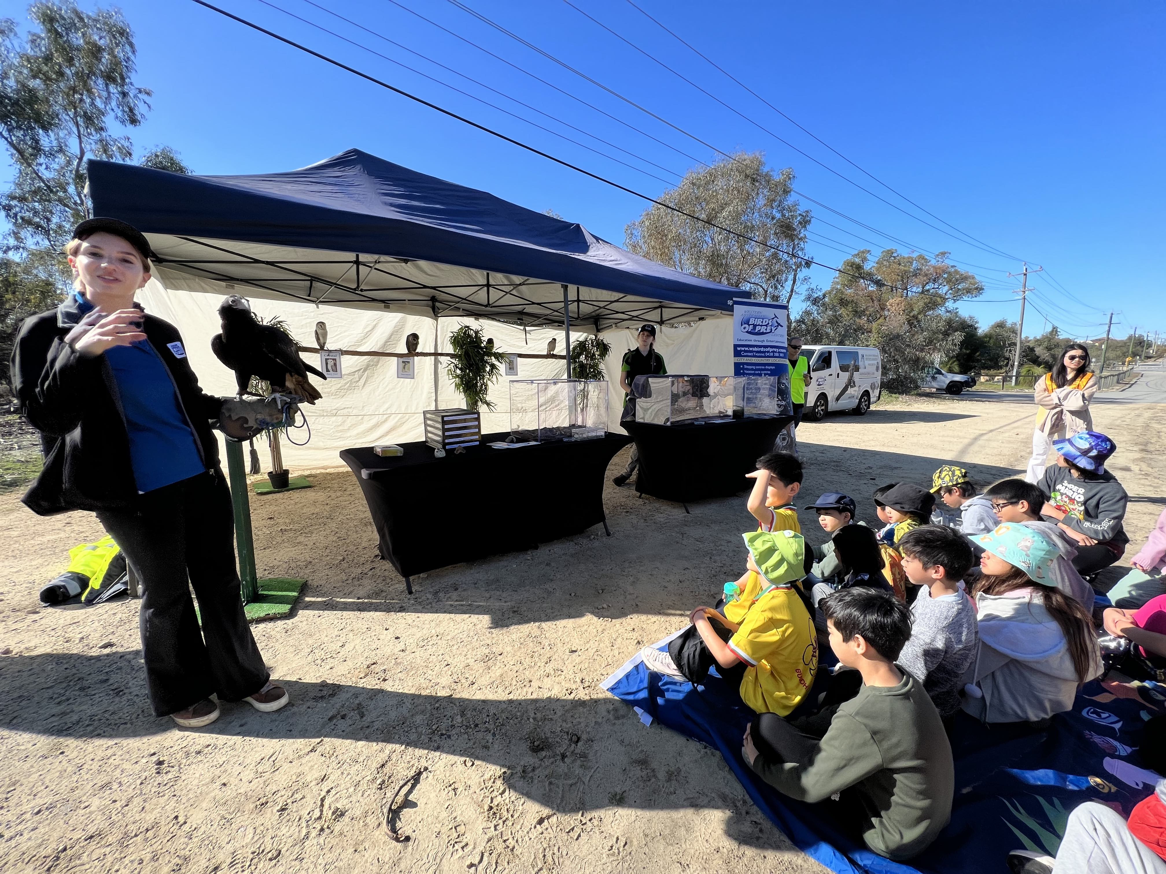 猛禽中心導賞員向學生講解老鷹的特性