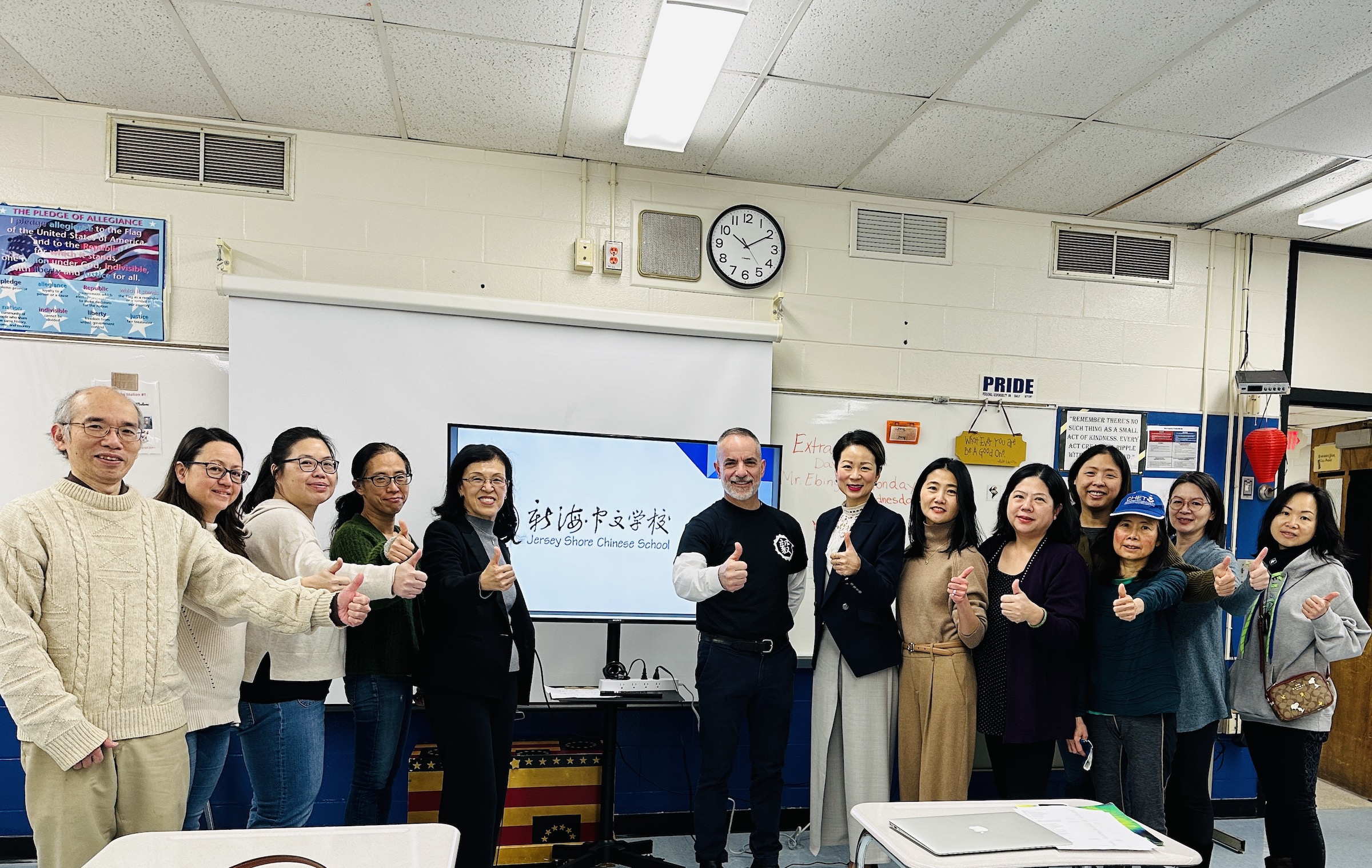 含德市教育局督學Dr. J. Scott Cascone (中) 前來參訪新海中文學校及臺灣華語文學習中心