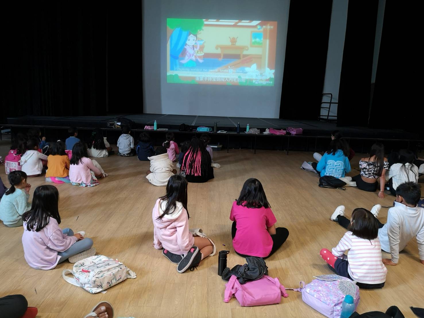 學生們專心觀看“嫦娥奔月”的故事動畫。