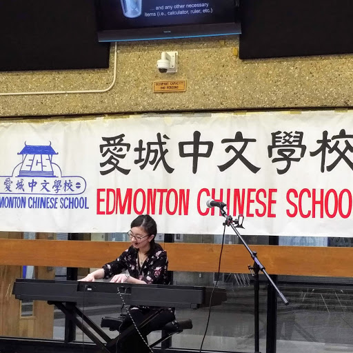 高年級Yee同學彈琴歌唱表演