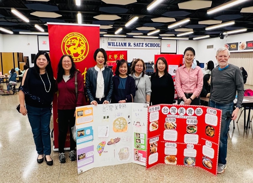 臺灣華語文學習中心中級班和高級班學生們一起品嚐臺灣美食。