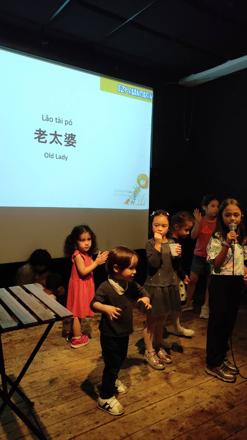 義大利七歲學生在羅馬中文學校上了半學年的中文課程，以拔蘿蔔童謠參加華語組比賽