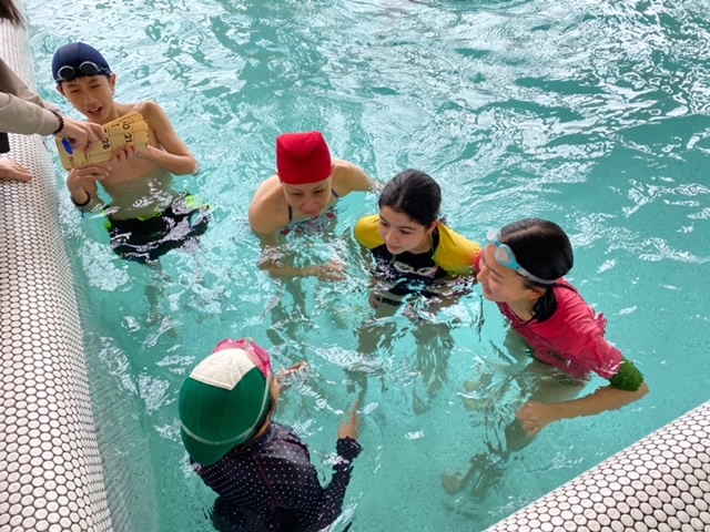 雖然當天室外溫度低於十度，但是在室內溫水游泳池中，小朋友們想要答對的挑戰精神明顯可見，值得嘉獎。