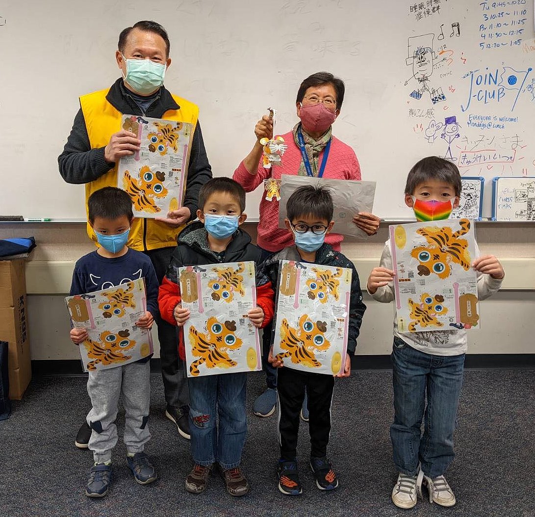 傳統班一年級師生喜獲僑務委員會精心設計的虎年小提燈，與校長寇惠風合影留念